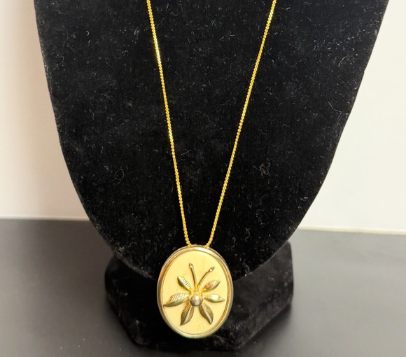Sarah Coventry Jewelry - Vintage Sarah Coventry Oval Floral Pendant Necklace Gold Tone Cream 1970s